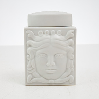 TYRA  LUNDGREN. Tedosa, porslin, dekor i relief av bl a...