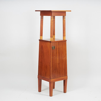 PIEDESTAL/SKÅP, Jugend, tidigt 1900-tal. Mahogany med i...
