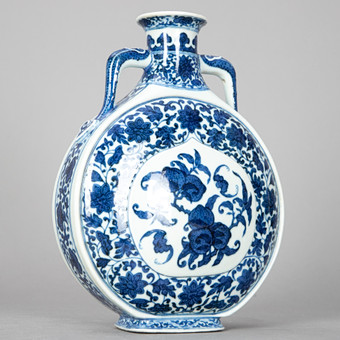 Blauweiße Pilgerflasche ''Bian Hu'' im Ming-Stil, Qianl...