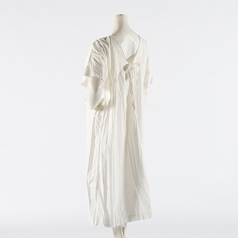 BRUDNATTLINNE, "broderie du anglais", omkring 1920.
