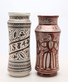 Dos botes de farmacia en loza de ref...