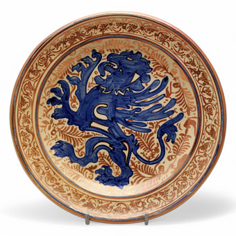 Plato en loza de reflejo metálico, h...