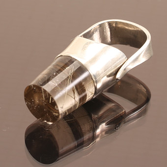 VIVIANNA TORUN BÜLOW-HÜBE. Ring, sterlingsilver med rutilkvarts, Design 151 för Georg Jensen, Danmark., photo 1 at RA Auktionsverket Norrköping