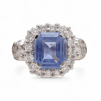 Sortija de diamantes y zafiro.