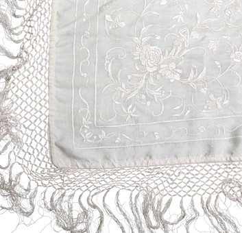 Large Manila shawl-like fabric in beige silk, early decades of the 20th Century.