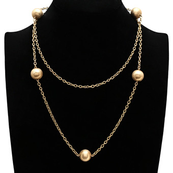 Collar en oro con cuentas matizadas.