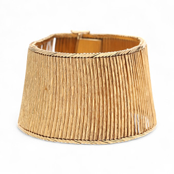 Pulsera ancha en oro matizado.