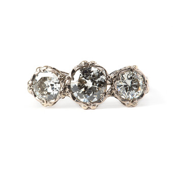RING, 18K vitguld med tre gammalslipade diamanter.
