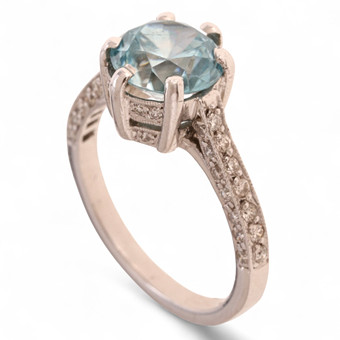 Sortija de diamantes y zircón.
