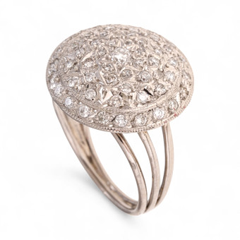 Sortija botón con pavé de diamantes.
