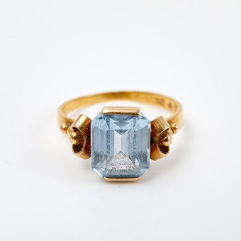 RING, 23 k guld, smaragdslipad , syntetisk spinel, Carl...