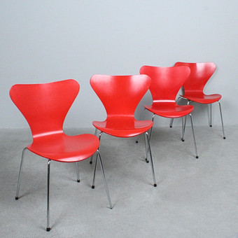 ARNE JACOBSEN. Fritz Hansen. Set Stühle, Modell '3107',...