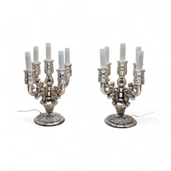 Pareja de candelabros en metal plate...