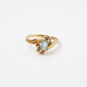 RING, 14 k guld, smaragdslipad akvamarin flankerad av 6...