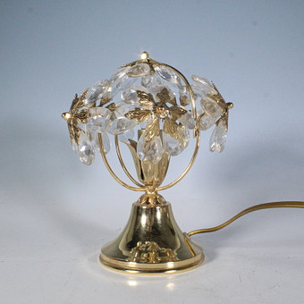 Kleine Tischlampe mit Blütten, Metall, Kunststoff.