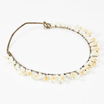 DIADEM/HALSBAND, pärlimitationer samt i form av blommor...