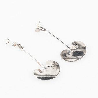 VIVIANNA TORUN BÜLOW-HÜBE. Örhängen, ett par, modell nr 372 B, Sterlingsilver, Georg Jensen., photo 1 at Stockholms Auktionsverk Helsingborg