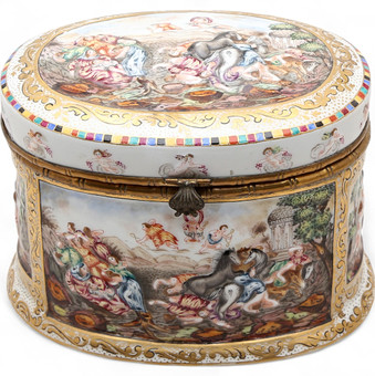Capodimonte porcelain box, first third of the 20th Century.