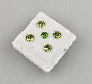 Cinq démantoïdes naturelles en vrac d'un total de 2,29 ct.