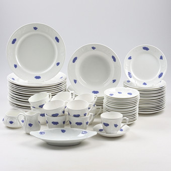 SERVISDELAR, 61 delar, benporslin, "Blå blom", Gustavsbergs, 1900-talets andra hälft.