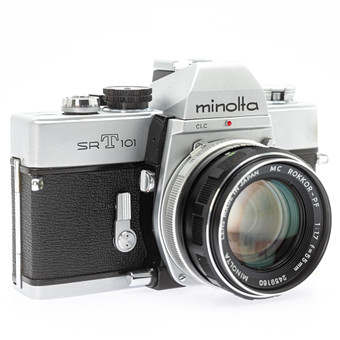 Minolta SR T 101, 35mm zrcadlovka (SN 1226128) s objektivem Minolta Lens MC Rokkor-PF 1:17 f=55mm (SN 2459160).