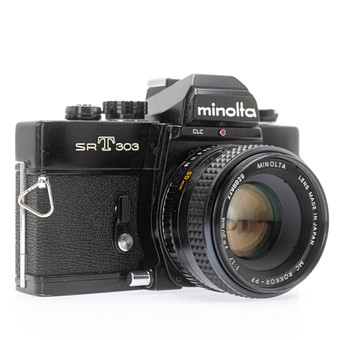 Minolta SR T 303 noir, reflex 35mm (SN 3047321) avec objectif Minolta MC Rokkor-PF 1:1.7/50mm (SN 2298829).