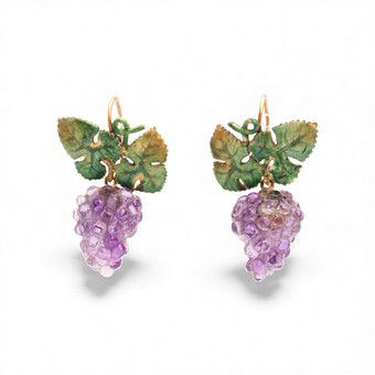 Gold and amethysts earrings in the shape of a grape cluster, second third of the 20th Century.
