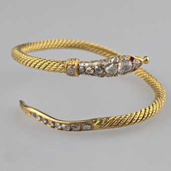 BRACELET EN OR FORME DE SERPENT AVEC DIAMANTS.