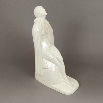 "Dame in badkostuum, genietend van een zonnebad" - keramische sculptuur in art-decostijl.
