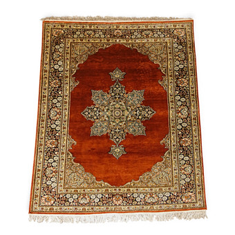 Oriental carpet in wool and silk, first third of the 20th Century.