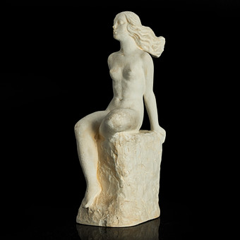 CARIN NILSON (SVERIGE, 1884–1973). Sittande kvinna, skulptur, gips, signerad och daterad 1944.