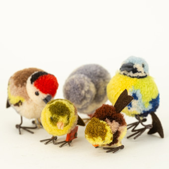 STEIFF. Wollmini mit Metallbeinen Buntfink 6508,3, zwei Goldammer 6504,14 u. 6504,6, Spatz 6508,5, 1931-1943.