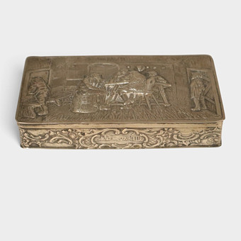 Caja de tabaco en plata punzonada 900. Estilo historicista. Principios siglo XX.