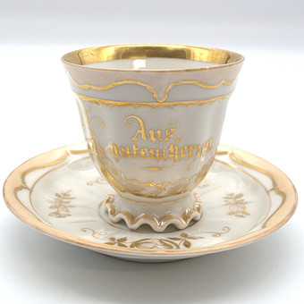 BIEDERMEIER-KAFFEETASSE MIT UNTERTASSE - MIT AUFRSCHRIFT: AUS GUTEN HERZEN.