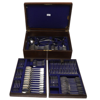 A TWELVE PLACE CANTEEN OF GEORGE V SILVER FIDDLE AND THREAD PATTERN FLATWARE.