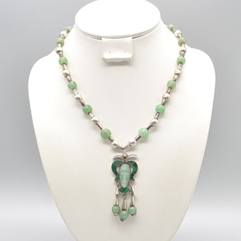 Collier designer avec jade, malachite et argent sterling, Taxco Mexique TC-113, pendentif tête aztèque, fermoir à pression, double poinçon, 20e siècle.