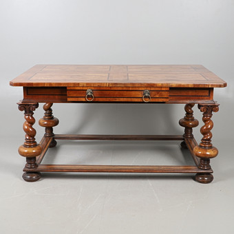 A 19TH CENTURY DUTCH WALNUT CENTRE TABLE.