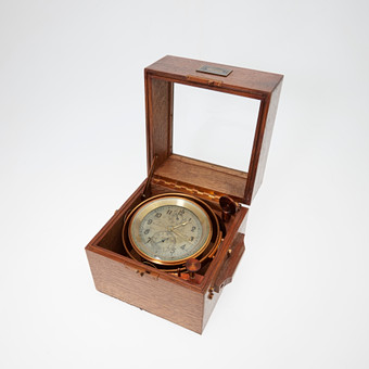 A. Lange und Söhne, Glashütte Dresden. Marinekronometer / skipskronometer, nr. 5423, eik, messing, rundt 1910, Tyskland (2).