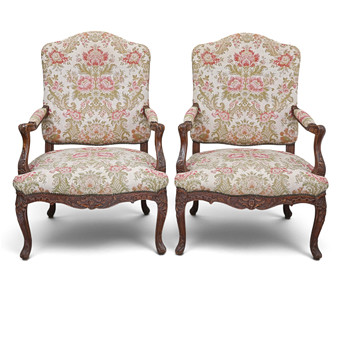 Pair of “à la Reine” armchairs in the Régence style, Louis XV period, 18th century.