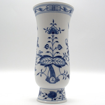MEISSEN. Vaso in porcellana con motivo a cipolla, prima scelta, XX secolo, ca. 20,5 cm.