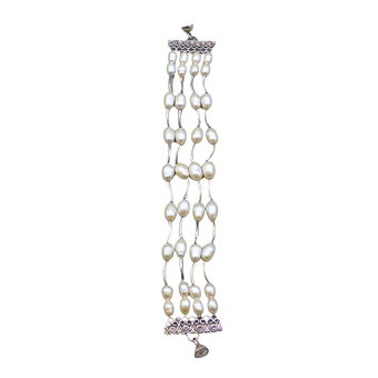 Multi-strand pearl bracelet in 925 silver.