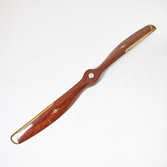 PROPELLER, för flygplan, svensk, A-B Enoch Thulins Aeroplanfabrik (AETA), Thulinverken, mahogny, mässingsskodda blad, nummer 517, tillverkad mellan 1914 och 1920.