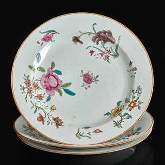 TALLRIKAR, 3 st, porslin, Kina, Qianlong (1735-1796), famille rose, dekor av blomster.