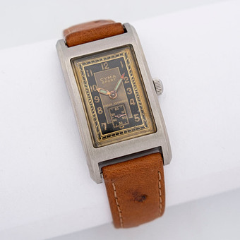 CYMA SPORT, WRISTWATCH WITH MANUAL WINDING, SECONDS HAND AT 6 O'CLOCK, TWO-TONE DIAL IN GOLD AND BLACK, WATERPROOF STAINLESS STEEL CASE, CIRCA 1930s.
