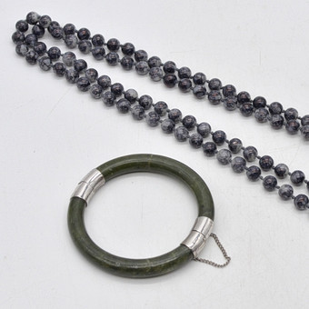 SCHMUCK-KONVOLUT AUS GLASPERLENCOLLIER UND JADEARMBAND, VINTAGE.