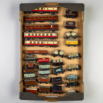 TRAY OF COACHES AND GOODS WAGONS.