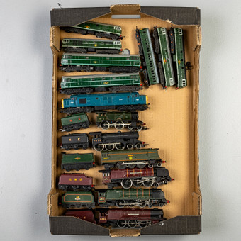 TRAY OF MIXED GAUGE LOCOMOTIVES.