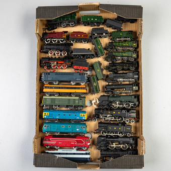 TRAY OF MIXED GAUGE LOCOS AN DIESELS.