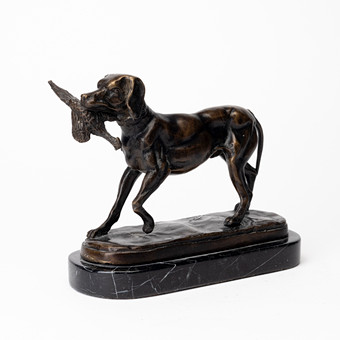 SKULPTUR, jakthund, brons på stensockel, 1900-tal.