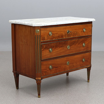 BYRÅ MED MARMORSKIVA. Mahogny med mässingsbeslag. Sengustaviansk, tidigt 1800-tal.